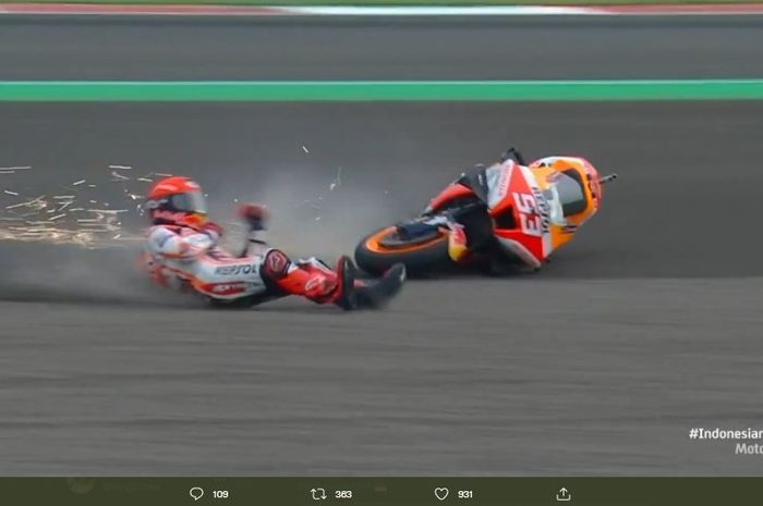 Pembalap Repsol Honda, Marc Marquez, saat mengalami kecelakaan di T13 Sirkuit Mandalika. Dia mendapat crash usai terjatuh saat kualifikasi pada Sabtu (19/3/2022).