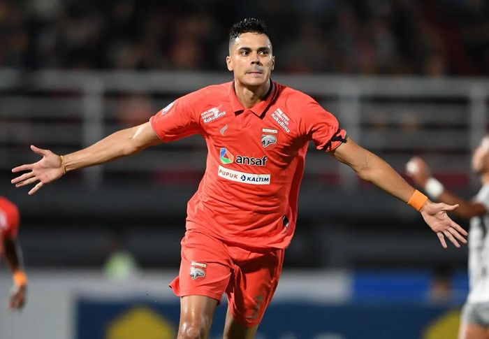 Striker Borneo FC, Matheus Pato, merayakan gol yang dicetaknya ke gawang Bali United pada pekan ke-32 Liga 1 2022/2023.