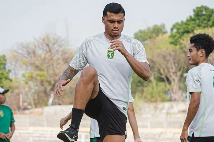 Mikael Tata (kanan) terpantau ikut latihan bersama dengan skuad Persebaya Surabaya.