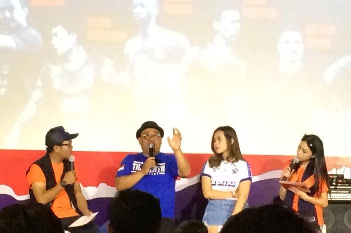 Yosep Elkepet (kaus putih) dan Ansel (kaus biru) mewakili Aremania saat bertutur cerita sebagai fan Aremania pada acara yang diprakarsai Shopee dalam progran Nongkrong Bareng Aremania di Kota Malang, 6 November 2019.