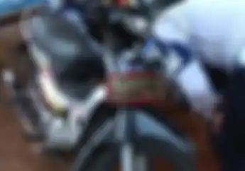 Rasain... Parkir di Trotoar kolong Flyover Tanjung Barat, Ratusan Motor Digembesin Dishub