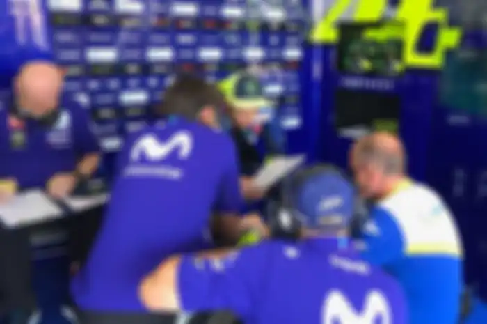 Valentino Rossi dan para mekaniknya