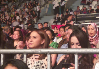 Berikan Bunga di Konser Perpisahan Afgan yang Akan Berkarier di Luar Negeri, Rossa: Kan Cuma Sebentar