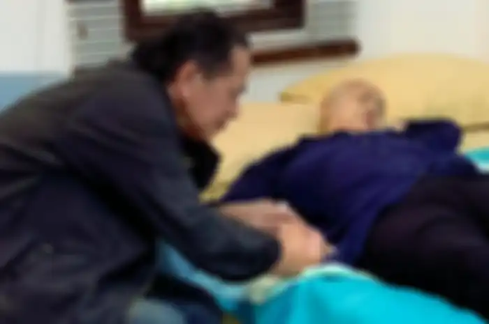 Kembali Masuk RSCM, Ray Sahetapy Beri Gengaman Tangan pada Ria Irawan