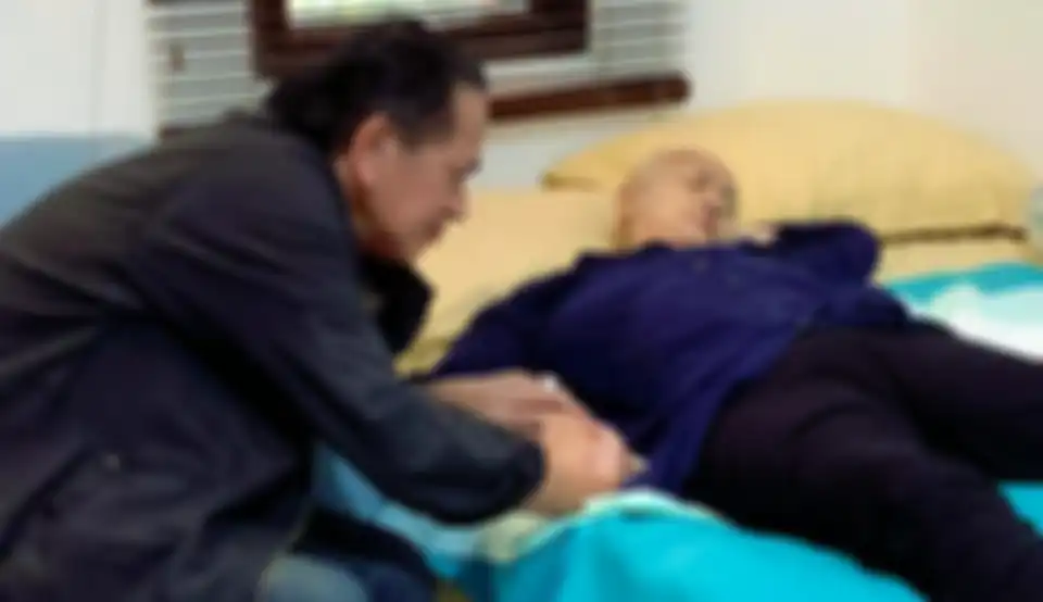 Kembali Masuk RSCM, Ray Sahetapy Beri Gengaman Tangan pada Ria Irawan
