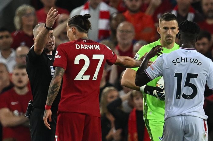 Wasit Paul Tierney mengusir Darwin Nunez, yang menerima kartu merah, dalam laga Liga Inggris, Liverpool vs Crystal Palace, di Stadion Anfield, Senin (15/8/2022).