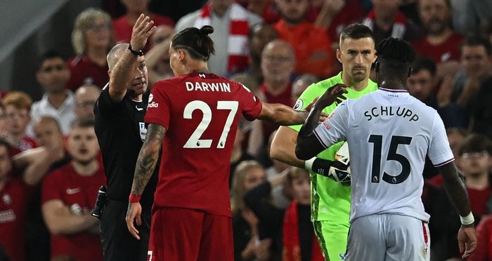 Wasit Paul Tierney mengusir Darwin Nunez, yang menerima kartu merah, dalam laga Liga Inggris, Liverpool vs Crystal Palace, di Stadion Anfield, Senin (15/8/2022).