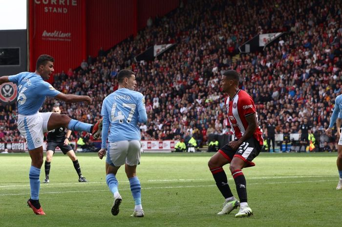 Gelandang Man City, Rodri (kiri), membuat klubnya tidak bisa mengelak karena menjadi jimat anti kekalahan.