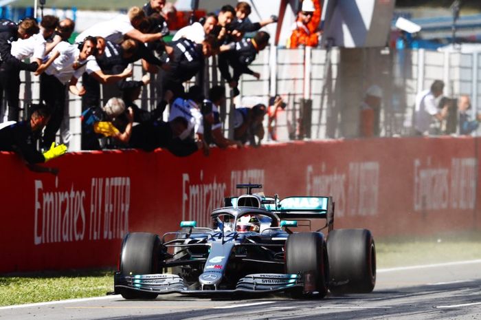 Lewis Hamilton (Mercedes) saat melintasi garis finis pada sesi balapan F1 GP Spanyol 2019, Minggu (12/5/2019)