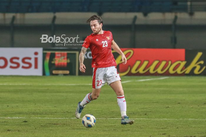 Gelandang timnas Indonesia, Marc Klok, sedang menguasai bola di Stadion Si Jalak Harupat, Bandung, Jawa Barat, 1 Juni 2022.