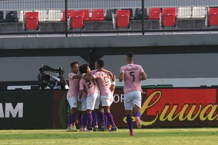 Para pemain Persik Kediri merayakan gol Septian Bagaskara ke gawang PSS Sleman
