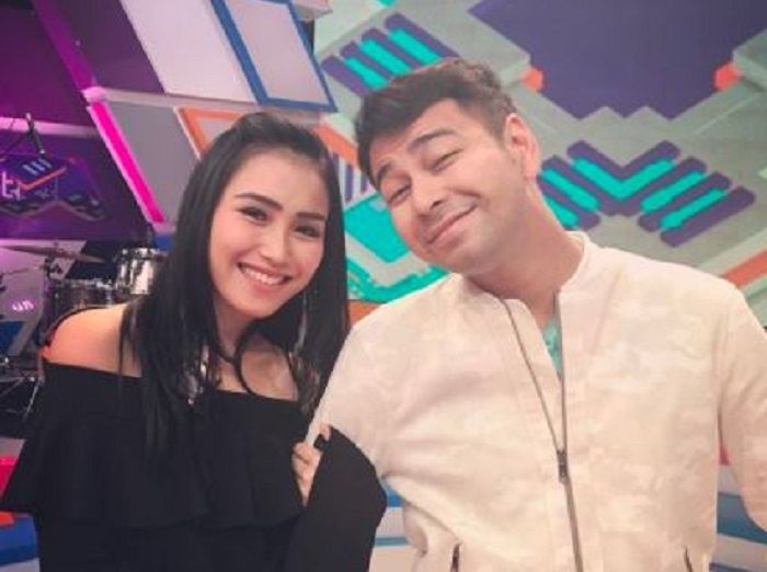 Ayu Ting Ting dan Raffi Ahmad saat mengisi acara musik DahSyat.