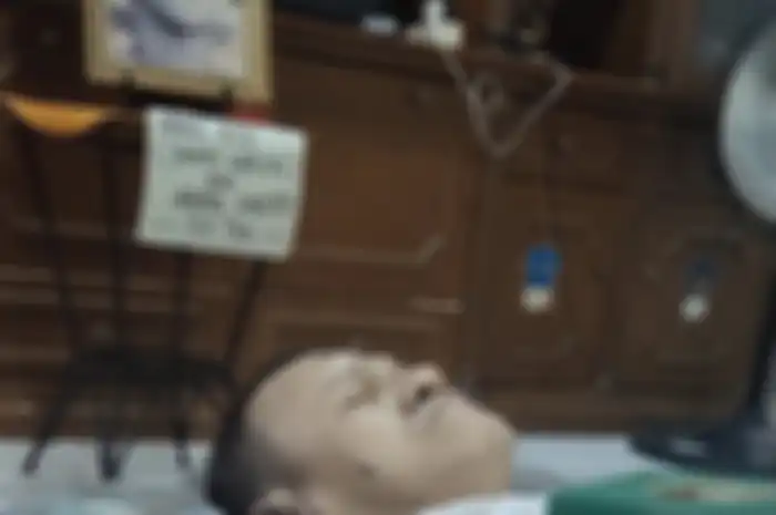 Foto jenazah Jimmy Gideon yang dibaringkan di atas alas tidur sederhana disebarkan netizen di media sosial. eko Patrio kehilangan sahabatnya.