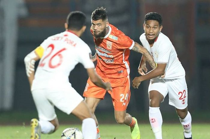 Bek Borneo FC, Diego Michiels, berebut bola dengan pemain Barito Putera pada laga uji coba di Stadion Segiri, Samarinda, Minggu (31/3/2019).