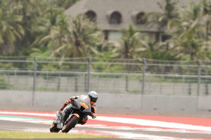 Pembalap Repsol Honda, Pol Espargaro, saat beraksi pada Tes Pramusim MotoGP Mandalika yang digelar di Sirkuit Mandalika, Lombok, NTB, Indonesia, Sabtu (12/2/2022).