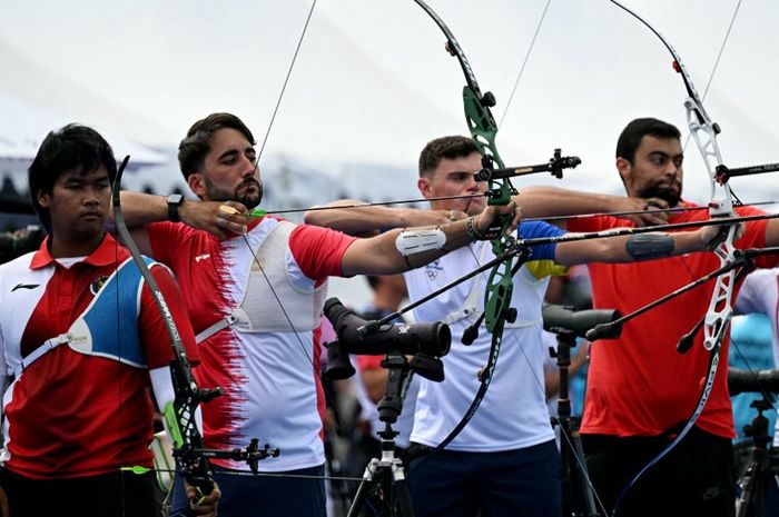 Pemanah Indonesia, Arif Dwi Pangestu (paling kiri) saat tampil pada pemeringkatan individu putra Olimpiade Paris 2024 di Esplanade des Invalides di Paris pada 25 Juli 2024.