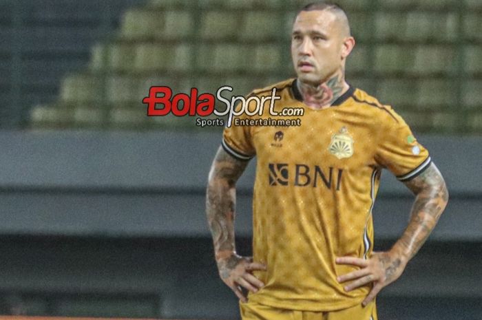 Radja Nainggolan saat bertanding dalam laga pekan ke-23 Liga 1 2023 antara Bhayangkara FC versus Persita Tangerang di Stadion Patriot Candrabhaga, Bekasi, Jawa Barat, Minggu (17/12/2023).