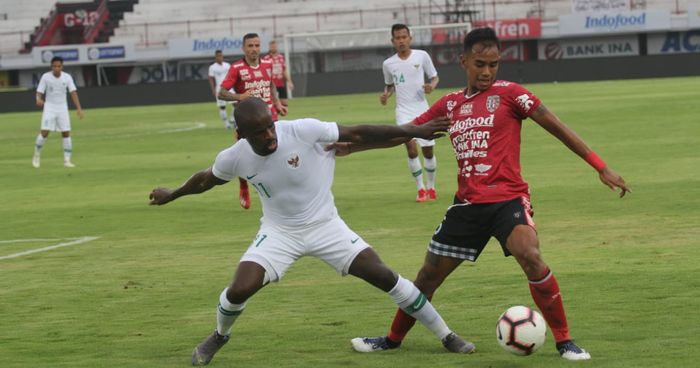 Greg Nwokolo (kiri) dan Dallen Doke (kanan)berduel dalam laga uji coba timnas Indonesiakontra Bali United di Stadion Kapten I Wayan Dipta, Gianyar, Bali, Rabu (20/3/2019).