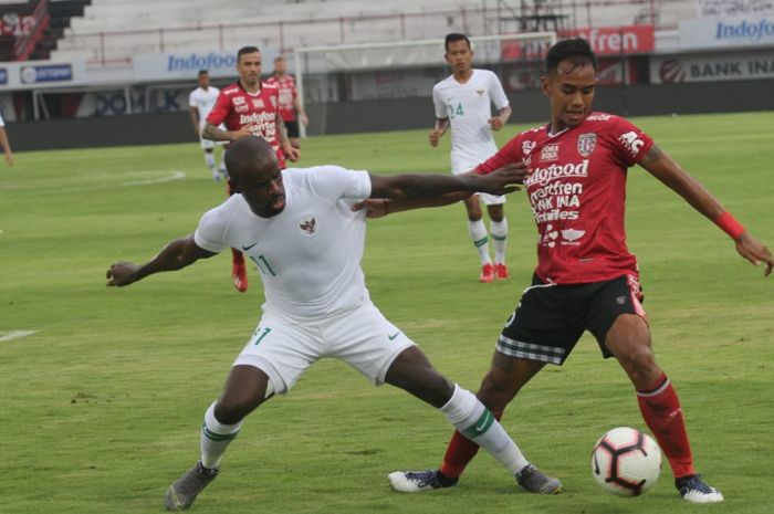 Greg Nwokolo (kiri) dan Dallen Doke (kanan)berduel dalam laga uji coba timnas Indonesiakontra Bali United di Stadion Kapten I Wayan Dipta, Gianyar, Bali, Rabu (20/3/2019).