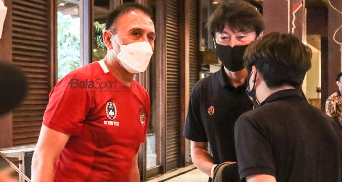 Ketua Umum PSSI, Mochamad Iriawan (kiri), nampak sedang berdiskusi dengan pelatih timnas Indonesia, Shin Tae-yong (tengah), yang baru tiba di Tanah Air seusai bertarung di Piala AFF 2020, 2 Januari 2022.