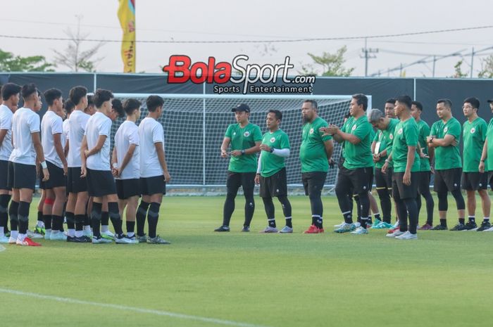 Timnas U-17 Indonesia berlatih di Lapangan GBT A, Surabaya, Jawa Timur, Minggu (12/11/2023).