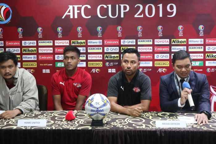 Pemain dan pelatih caretaker Home United, Izzdin Shafiq serta Nor Rahman dalam jumpa pers di Hotel Lor-in, Bogor, Senin (29/4/2019).