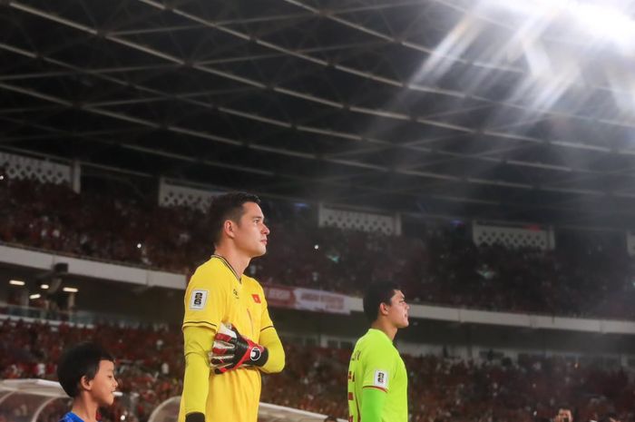 Pelatih Kim Sang-sik beberkan alasan cadangkan kiper naturalisasi Filip Nguyen (kiri) dari kiper utama Vietnam di ASEAN Cup 2024.