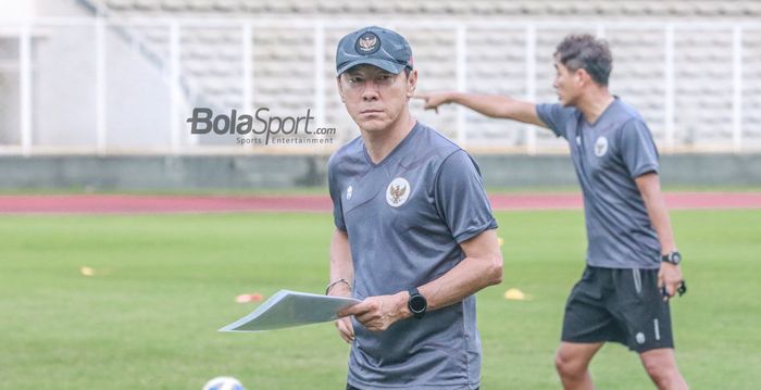 Pelatih timnas U-19 Indonesia, Shin Tae-yong (kiri), sedang memimpin latihan di Stadion Madya, Senayan, Jakarta, 23 Juni 2022.