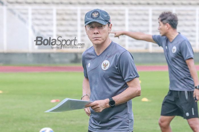 Pelatih timnas U-19 Indonesia, Shin Tae-yong (kiri), sedang memimpin latihan di Stadion Madya, Senayan, Jakarta, 23 Juni 2022.