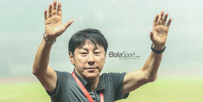 Pelatih timnas U-19 Indonesia, Shin Tae-yong, nampak memberikan salam kepada fan di Stadion Patriot Candrabhaga, Bekasi, Jawa Barat, 10 Juli 2022.