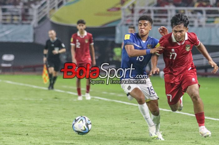 Nabil Asyura (kanan) sedang mengejar bola dan dibayangi Anibal Gomez (kiri) dalam laga babak penyisihan Grup A Piala Dunia U-17 2023 antara timnas U-17 Indonesia versus timnas U-17 Ekuador di Stadion Gelora Bung Tomo, Surabaya, Jawa Timur, Jumat (10/11/2023).