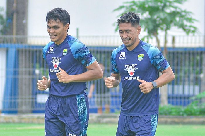 Pemain Persib Bandung, Daisuke Sato (kanan) dan Rachmat Irianto (kiri) kembali jalani latihan rutin usai kembali dari agenda Kualifikasi Piala Dunia 2026.