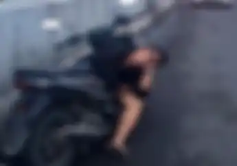 Tidur Manja Bareng Motor Honda BeAT Di Flyover Jatiuwung, Pria Ini Bingung Saat Didatangi Polisi