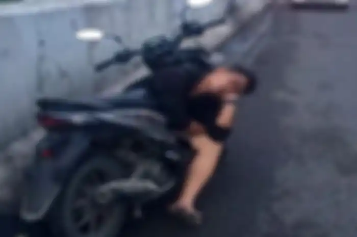 Seorang pria asyik tidur manja bareng motor Honda BeAT di Flyover Jatiuwung.
