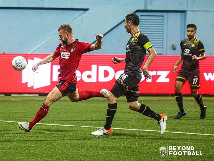 Aksi striker Bali United, Melvin Platje, saat hendak mencetak gol keduanya ke gawang Tampines Rovers pada Kualifikasi Liga Champions Asia 2020