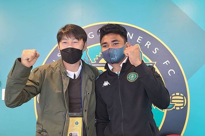 Pelatih timnas Indonesia, Shin Tae-yong, bertemu dengan Asnawi Mangkualam selepas laga antara Ansan Greeners dan Jeonnam Dragons pada Liga Korea 2.