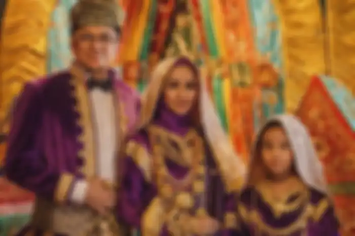 Deretan Artis yang Menikah dengan Busana Adat Minang - Laudya Cynthia Bella dan Engku Emran