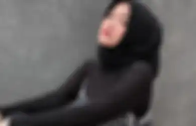 Tampil Kece Pakai Outfit Hitam ala Putri Delina. Intip 5 Inspirasinya!