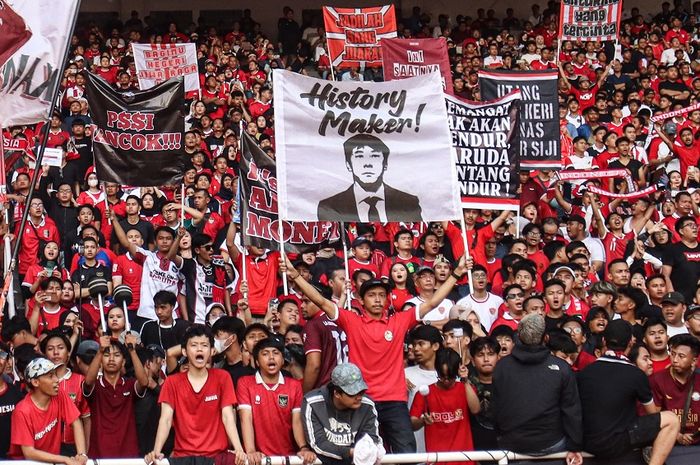 Ekspresi suporter Timnas Indonesia dalam laga Kualifikasi Piala Dunia 2026 melawan Filipina, Selasa (11/6/2024) di Stadion Utama Gelora Bung Karno, Senayan, Jakarta. 