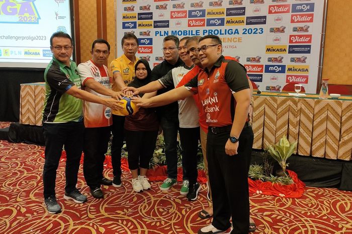 Seluruh manajer tim Proliga 2023 foto bareng usai sesi konferensi pers di Hotel Novotel, Solo pada Rabu (8/3/2023)