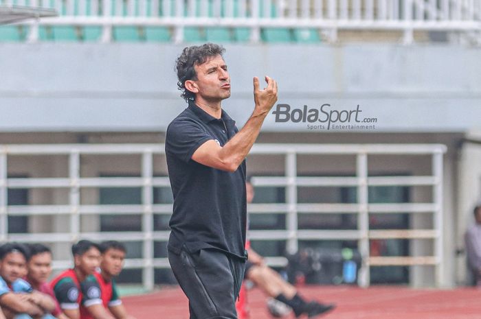 Pelatih Persib Bandung, Luis Milla, sedang memberikan intruksi kepada para pemainnya bertanding dalam laga uji coba di Stadion Pakansari, Bogor, Jawa Barat, 27 November 2022.