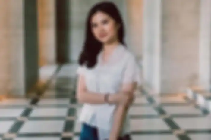 Tampil seksi dan berkelas, gaya Felicia Tissue pakai dress batik tanpa lengan sukses bikin pangling!