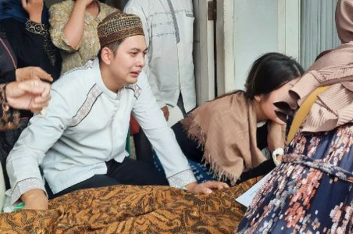 Ibunda Kiki Farrel, Mama Dahlia, meninggal dunia