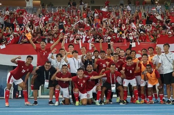 Perayaan Timnas Indonesia dihadapan para suporter usai menang atas Kuwait pada ajang Kualifikasi Piala Asia 2023