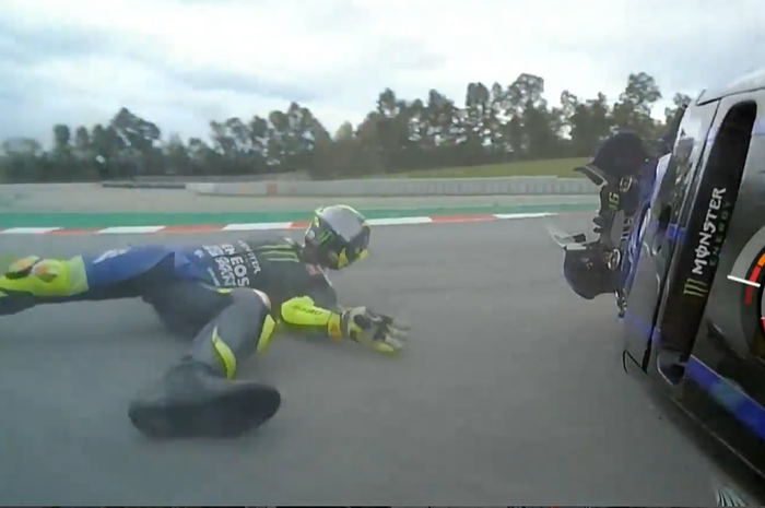 Valentino Rossi mengalami crash pada lap ke 14 MotoGP Catalunya