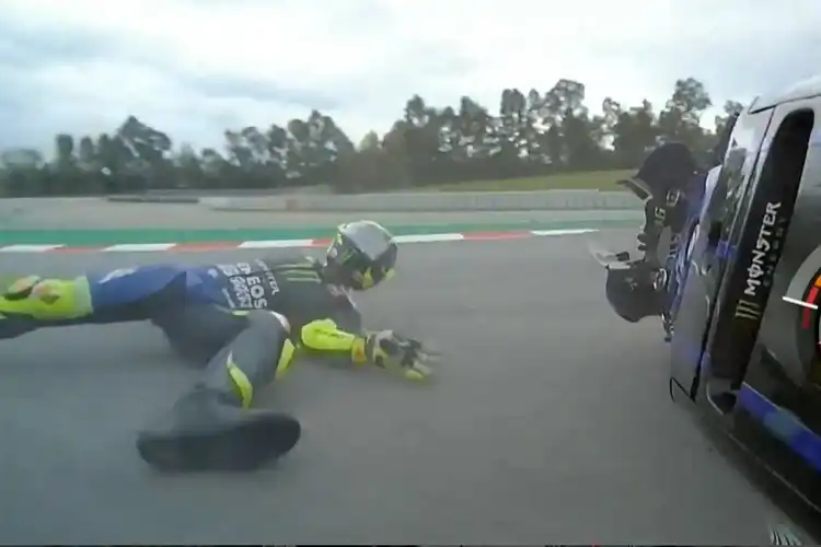 Brak... Sudah Nyaman di Posisi 2, Valentino Rossi Malah Crash di Lap ke-14
