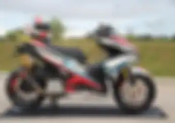 Contek Livery Helm Dikawinkan Komponen Branded, Yamaha Aerox 155 Bikin Orang Gagal Fokus