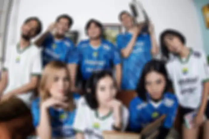 Persib Pamerkan Tiga Jersey Terbaru dengan Gaya Retro Era 90-an