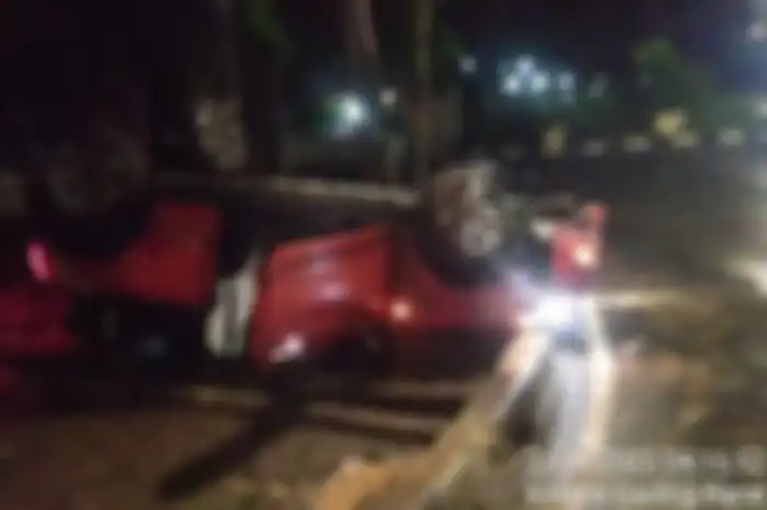 Polisi menyebutkan kecelakaan mobil Mini Cooper diakibatkan sopir hilang kendali. Warga sampai ngilu melihat kondisi sopir mobil mewah itu.