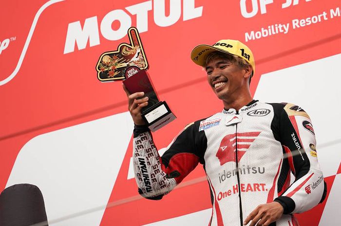 Pembalap Honda Team Asia, Somkiat Chantra, merayakan kemenangannya pada balapan Moto2 Jepang di Sirkuit Motegi, Jepang, 1 Oktober 2024.